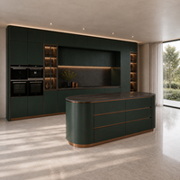 Gabinetes de Cocina Personalizados con Isla Curva, Frentes Lacados sin Tiradores y Almacenamiento con Iluminación