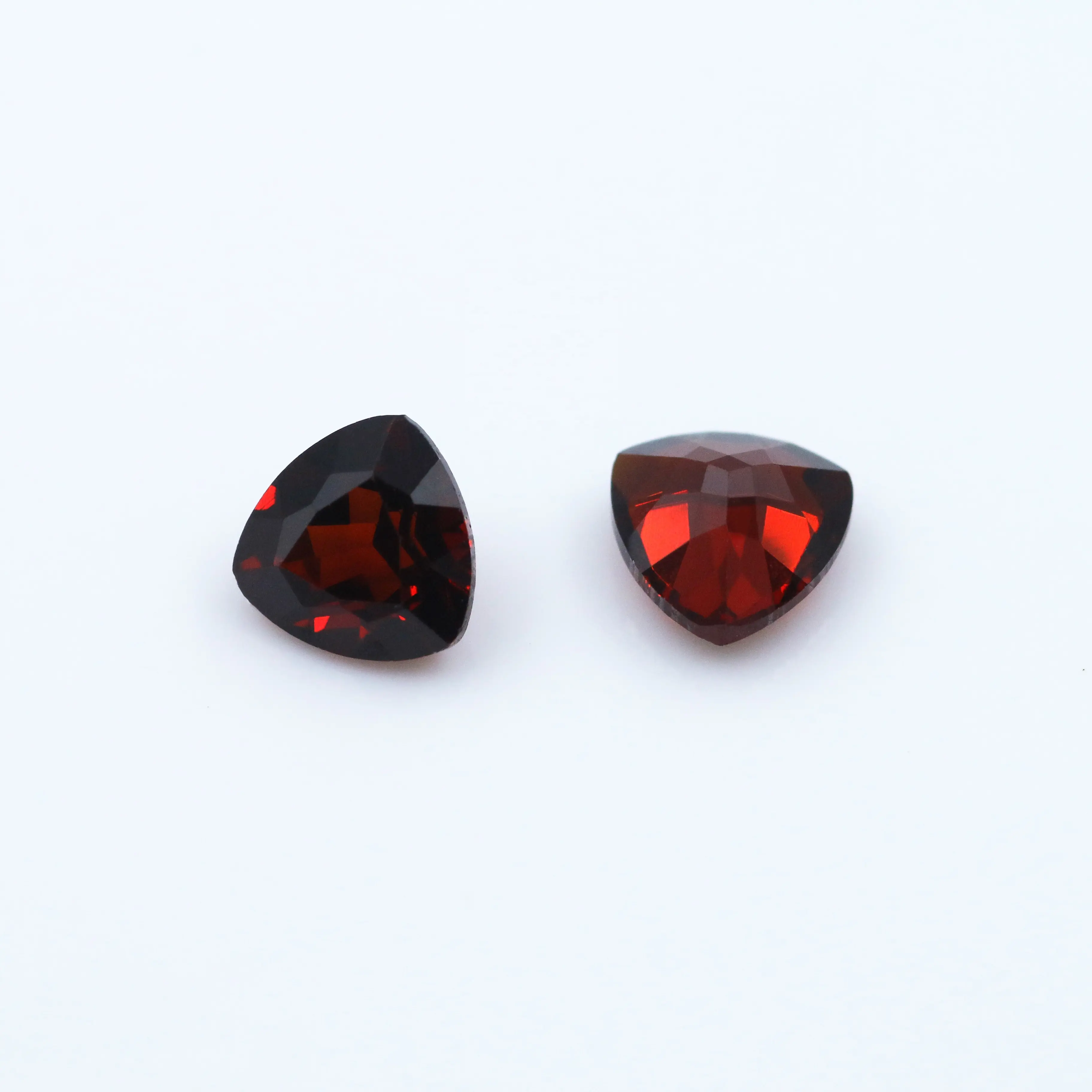 Wholase Fábrica Preço Alto Grau Garnet Stone Trillion Cut Natural Red Garnet Loose Gemstone