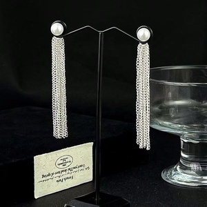 Pendientes Largos Geométricos con Borlas Dinámicas, Elegantes y de Alta Gama Franceses, Chapados en Oro, con Detalles de Perlas, Diseño Versátil, Simple y Moderno - Product Image 6