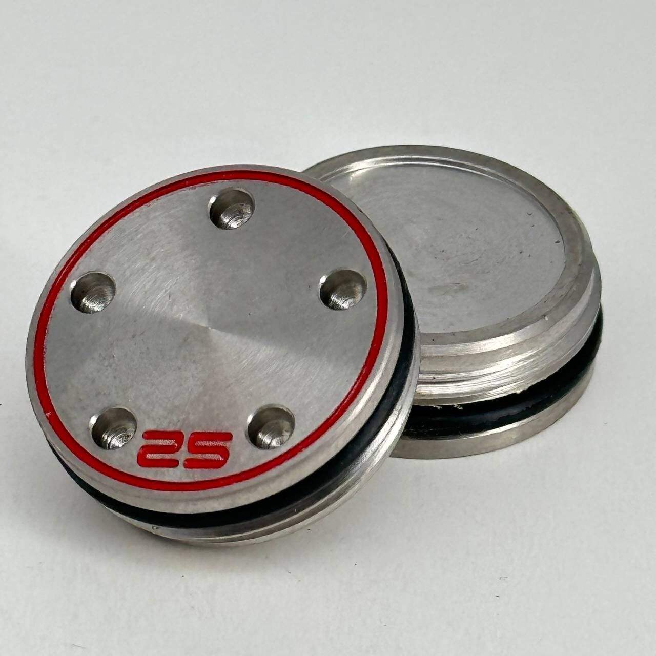 1 ชิ้น สีเงินพร้อมวงแหวนสีแดง น้ำหนัก 25 กรัม