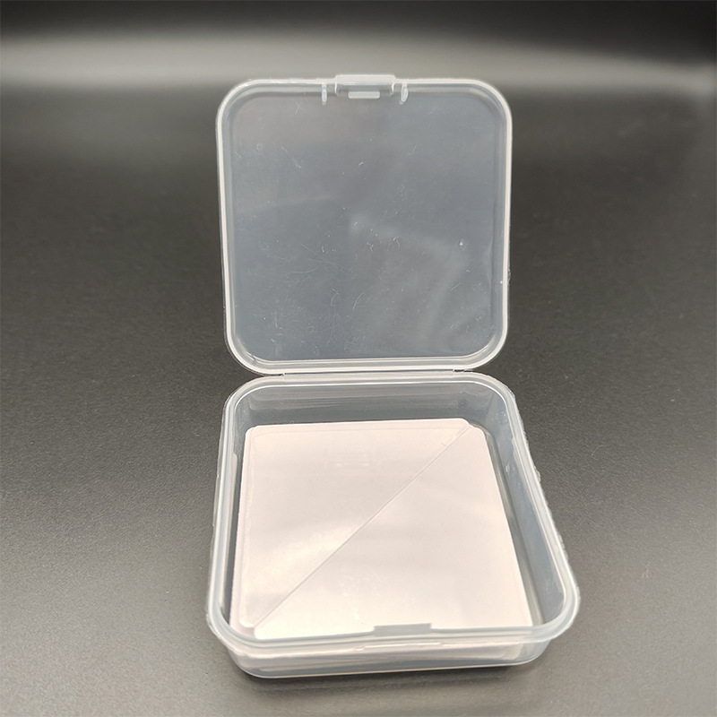 Claro en una caja de plástico