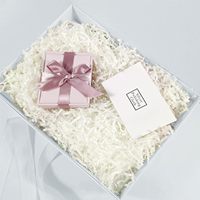 Boîte cadeau pliable de luxe 27 17 7cm fermeture magnétique raphia et ruban de carte présentation d'emballage cadeau boîte blanche unique pour Premium