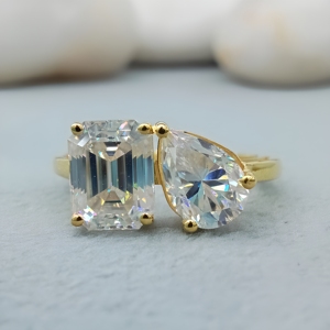 Bague de fiançailles en or massif 10 carats, sertie d'un émeraude taille VVS/VS EF de 2,5 carats, cultivée en laboratoire et certifiée IGI, idéale pour un anniversaire - Product Image 1