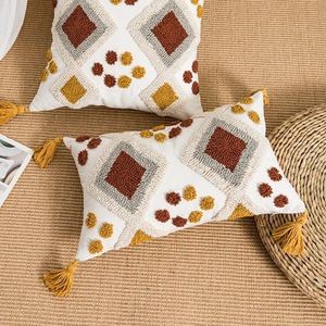 Federa Decorativa Boho con Ricamo Etnico, Cuscino in Tela di Cotone Fatto a Mano con Nappine - Product Image 6