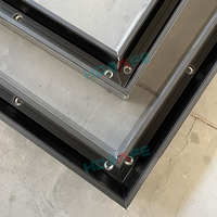 Rampe en verre sans cadre avec profilé en U en aluminium et éclairage LED, design moderne pour balcon, terrasse extérieure, balustrade et main courante.