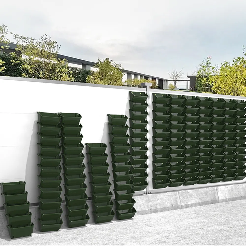 نظام ري من خلال التقطير معلق على الحائط عمودي أخضر بتصميم عصري مع أصص زهور بلاستيكية يمكن رصها فوق بعضها للحدائق الحضرية