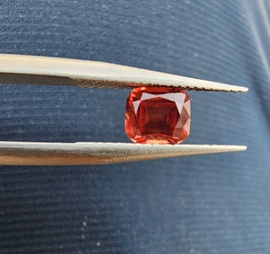 พลอยสปิเนลธรรมชาติทรงคุชชั่น คุณภาพเยี่ยม น้ำหนัก 1.00 กะรัต สีส้มสดใส สะอาดตา สำหรับทำเครื่องประดับตามสั่ง - Product Image 4