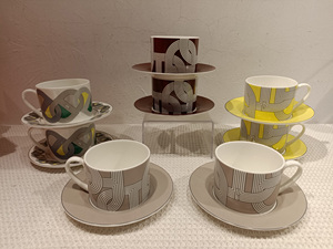 Vente en gros de tasses et soucoupes de luxe britanniques de la collection Runway 2 disponibles - Product Image 6