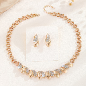Conjunto de Collar y Pendientes de Moda para Mujer, Diseño Hueco con Incrustaciones de Diamantes de Imitación Blancos en Aleación de Zinc Dorado, Estilo Europeo Americano, Gran Venta - Product Image 3