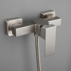 Grifo de Ducha Cuadrado de Cuatro Lados de Acero Inoxidable 304 con Cabezal de Ducha Tipo Lluvia y Válvula Mezcladora Manual con Núcleo Cerámico - Product Image 3