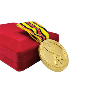 Maßgefertigte Metallmedaille in Pistolenform Ehrenauszeichnung 24k Goldmedaille mit Band - Product Image 5