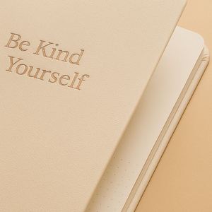 Diario A5 con Copertina Rigida in Ecopelle 'Be Kind to Yourself' per Cura Personale, Riflessione Quotidiana e Gratitudine, Regalo per la Salute Mentale - Product Image 2