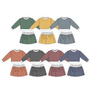 Ensemble de vêtements tendance pour petite fille avec détails volantés : haut à manches longues à volants aux épaules et pantalon évasé à volants avec nœud - Product Image 1