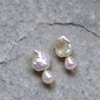 Boucles d'oreilles clous en perles baroques naturelles irrégulières faites à la main avec pierres précieuses colorées et pierres rondes en cristal naturel.