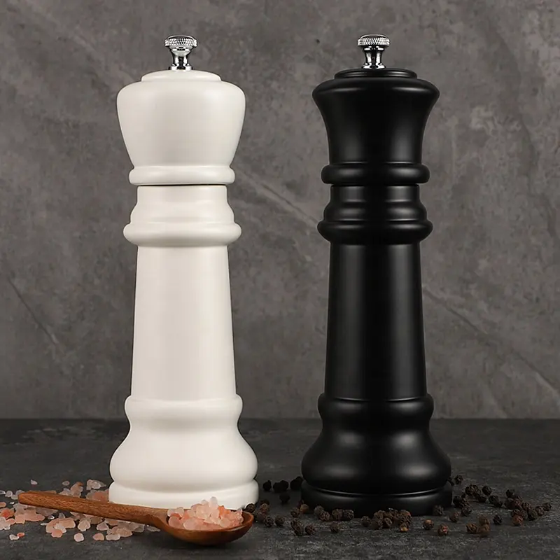 El más nuevo diseño de ajedrez en blanco y negro Salero y pimentero traje de molinillo de sal de pimienta de madera de goma