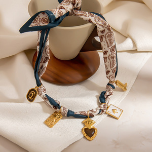 Collar de pañuelo de seda estilo europeo-americano con colgante de corazón y diseño de cartas de póker, sombrero de vaquero retro, accesorio para el cuello de otoño-invierno - Product Image 3