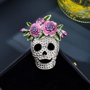 Nuova spilla a forma di teschio di Halloween, maschera bianca terrificante e particolare, corsage in stile europeo, spilla per costume da festival, accessorio - Product Image 3