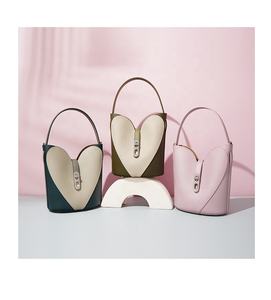 Borsa a Secchiello in Vera Pelle con Cuore Traforato per <span class=keywords><strong>Donna</strong></span>, Elegante e <span class=keywords><strong>Casual</strong></span> con Chiusura a Lucchetto da Guangzhou - Product Image 2