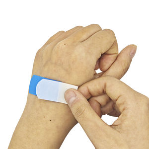 ضمادة لاصقة زرقاء مقاومة للماء قابلة للكشف بالأشعة السينية للاستخدام في السلامة الغذائية والصناعة 20 قطعة/علبة - Product Image 6