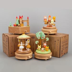 Carillon in Legno a Forma di Giostra con Animali, Giocattolo Musicale a Carica Manuale, Scatola Regalo con <span class=keywords><strong>Musica</strong></span>, Design Adorabile <span class=keywords><strong>per</strong></span> Bambini e Decorazione Casa - Product Image 1