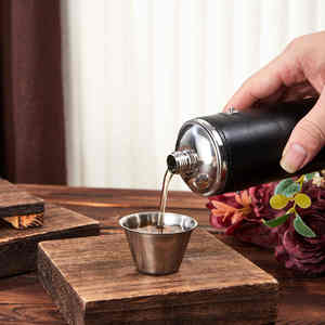 Botella de Vino Portátil de Acero Inoxidable, Cilíndrica, con Funda de Cuero Marrón, para Exteriores, 7 oz. Recipiente Grande con Aislamiento al Vacío, Ecológico y a Prueba de Fugas - Product Image 1