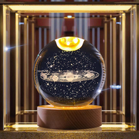 Vente en gros de boules de Poké traditionnelles en cristal de verre 3D gravées au laser, personnalisables, 60 mm, cadeau d'anniversaire créatif DIY avec LED