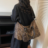 Sac bandoulière tendance pour femme en daim respirant imprimé léopard, idéal pour les loisirs, les voyages et les activités de plein air