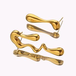 ต่างหูทรงหยดน้ำแบบอสมมาตรเคลือบทอง 18K PVD |   หมุดสแตนเลสแบบนามธรรม |   เครื่องประดับโลหะเหลวสุดพิเศษสำหรับผู้หญิง - Product Image 6