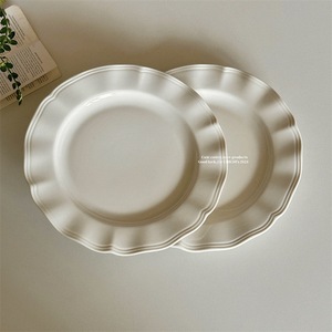 Plato de cerámica plisado estilo francés de 8 pulgadas, redondo, para servir postres en el té de la tarde, uso doméstico y comercial. - Product Image 4