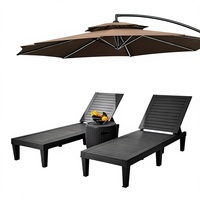 Chaise longue noire à lattes avec dossier réglable et table d'appoint en osier pour piscine, patio, jardin et cour.