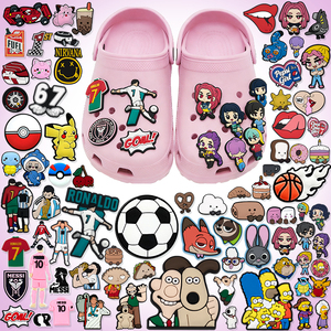 زخارف أحذية كرتونية جديدة بالجملة لعام 2026 من البلاستيك PVC مستوحاة من شخصيات التلفزيون والأنيمي، إكسسوارات أحذية الكروكس بتصميم كرة القدم وكرة السلة - Product Image 1