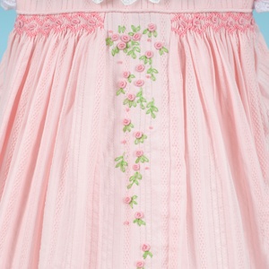 ชุดเดรสเด็กผู้หญิงสีชมพูอ่อน แขนสั้น ผ้าฝ้าย 100% ปักลายดอกไม้ด้วยมือ ทรงสม็อค ทรงปกติ สไตล์ลำลอง ผลิตตามแบบ ODM ได้รับมาตรฐาน OEKO-TEX - Product Image 3