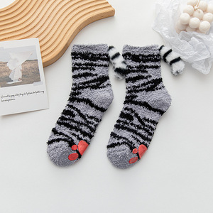Chaussettes en tricot respirantes pour femmes, motif patte de <span class=keywords><strong>chat</strong></span> mignon, avec bordure en polaire corail, confortables et douillettes, type chaussettes pantoufles, vente en gros - Product Image 2
