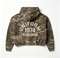 Sweat à capuche zippé court camouflage épais délavé style vintage avec logo imprimé, détails de patch et ourlet effiloché, style streetwear