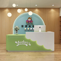 Modern Lüks Küçük Pembe Dayanıklı Ahşap Resepsiyon Bankosu Tam Kenar Sızdırmazlık Yüksek Maliyet Performansı Özelleştirilebilir Renkler Otel Okul