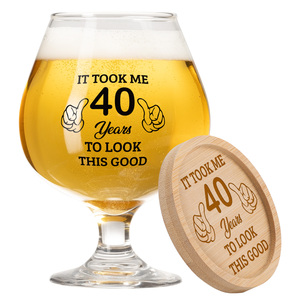 แก้วเบียร์ขนาด 17 ออนซ์ สำหรับวันเกิดครบรอบ 40 ปี พร้อมชุดจานรองแก้วไม้ไผ่ แก้วน้ำสลักลายตลกแบบกำหนดเองสำหรับอายุ 40 ปี ของขวัญสำหรับผู้ชายและผู้หญิง - Product Image 1