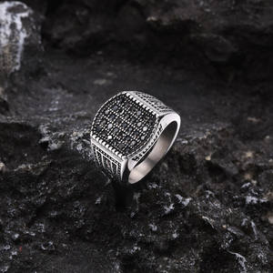 Anillo Punk Grueso de Acero Inoxidable con Incrustaciones de Circonita Geométrica Retro y Diamantes Negros para Hombre - Product Image 2