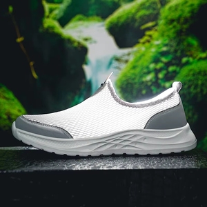 รองเท้าผู้ชายแบบสวม สไตล์สเก็ตบอร์ด รุ่นใหม่สำหรับฤดูร้อน ระบายอากาศได้ดี ไม่มีกลิ่นอับ น้ำหนักเบา สวมใส่สบาย - Product Image 6