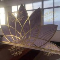 Dekorasi Panggung Acara Pernikahan Desain Baru Bentuk Bunga PVC Cermin Emas Latar Belakang Pernikahan Lotus