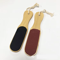 Râpe à pieds professionnelle double face en papier de verre pour l'exfoliation des peaux mortes, lime à pieds en bois pour la vente en gros