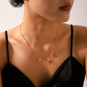 สร้อยคอผู้หญิงแบบโซ่คล้องไหปลาร้า ดีไซน์เฉพาะตัว ลายดอกทานตะวันและดอกเดซี่เล็กๆ  ทำจากสแตนเลสสตีล ชุบ PVD 18K - Product Image 2