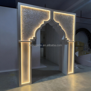 Support de toile de fond en acrylique LEDA de style indien-arabe avec motif sculpté et arche lumineuse pour la décoration de scène d'événements - Product Image 4