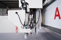 Machine de découpe CNC pour l'industrie publicitaire, équipée d'un couteau vibrant et d'un système visuel CCD pour matériaux flexibles