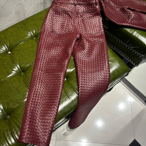 <span class=keywords><strong>Pantaloni</strong></span> in Pelle Intrecciati a Mano <span class=keywords><strong>Bordeaux</strong></span>, <span class=keywords><strong>Pantaloni</strong></span> in Vera Pelle di Pecora per <span class=keywords><strong>Donna</strong></span>, <span class=keywords><strong>Pantaloni</strong></span> Lunghi in Pelle Lavorata a Maglia - Product Image 2