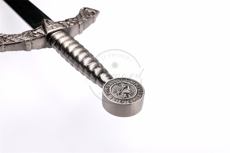 12世紀の中世ヨーロッパの歴史的な十字軍の騎士テンプラーの剣