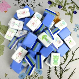 Fichas de Mahjong Americanas de Acrílico Moderno de Cuatro Capas con Patrón Grabado con Láser Azul Fresco para Entretenimiento y Uso en la Luz de la Luna - Product Image 4