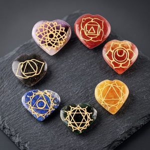 Pierres précieuses en forme de cœur, 7 pierres chakra gravées avec des symboles Reiki, ensemble de cristaux de guérison chakra faits à la main - Product Image 1