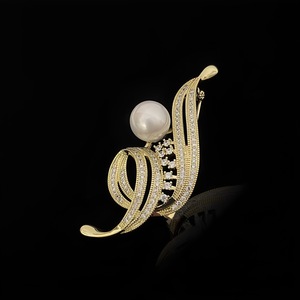 Broche de Pérola Imitada com Diamantes Brilhantes YHY - Product Image 1