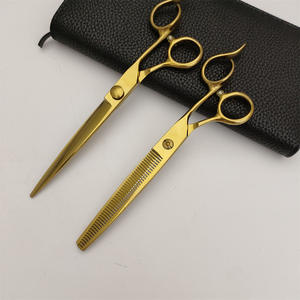 กรรไกรซอยผม We3 Gold ขนาด 7 นิ้ว ผลิตจากเหล็กกล้าไร้สนิม 440C สำหรับคนถนัดขวา เหมาะสำหรับใช้ในงานเสริมสวย - Product Image 3