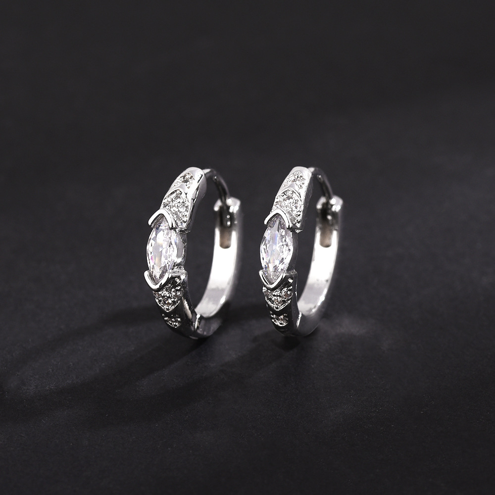 One white gold Horus earring